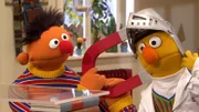 Ernie (l.) und Bert (r.) experimentieren mit Magneten.