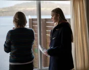 Annika Strandhed (Nicola Walker) bittet ihre Tochter Morgan Strandhed (Silvie Furneaux), den Briefumschlag erst an ihrem 16. Geburtstag, den sie bald feiern wird, zu öffnen.