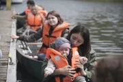 Evelin (Emily Kusche, r.) und ihre Reisegefährten machen sich auf dem Wasserweg auf nach Berlin. Von links: Evelin (Emily Kusche) mit Baby Mila (Lucia Werze), Yvonne (Linda Stockfleth), Solveig (Asia Luna Mohmand).