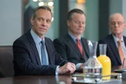vorne: Bill Adler (Trevor White)