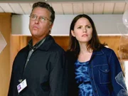 Gil Grissom (William Petersen) und Sara (Jorja Fox) suchen nach Spuren in der Wohnung einer ermordeten Frau.
