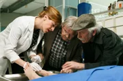 Dr. Rosalind Schmidt (Helene Grass, l.) zeigt Günter Hoffmann (Wolfgang Winkler, M.) und Edwin Bremer (Tilo Prückner, r.) Spuren von Spinnenbissen am Unfallopfer.