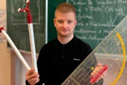"7 Tage"-Reporter Simon Rustler stellt sich der Frage "Wer will heute eigentlich noch Lehrer werden und könnte ich das?" Dazu besucht er seine alte Schule in Karben im Wetteraukreis.