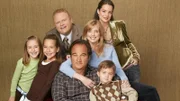 L-R: Gracie (Billi Bruno), Ruby (Taylor Atelian), Andy (Larry Joe Campbell), Jim (Jim Belushi),  Cheryl (Courtney Thorne-Smith), Dana (Kimberly Williams-Paisley) und Kyle (Conner Rayburn)
