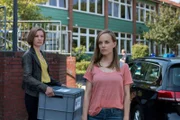 Lena Testorp (Anna von Haebler, l.) ist bei der  Durchsuchung der Schule dabei und trifft auf die Lehrerin Stefanie Weiss (Friederike Kempter, r.). Sind auch Schüler von der Vergiftung betroffen?