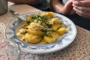 Ein Klassiker unter den unzähligen Kabeljaugerichten, die Portugal zu bieten hat, ist der Bacalhau à Gomes de Sá, ein gesalzener Kabeljau mit Kartoffeln und Eiern.