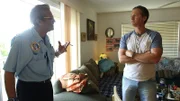Darrell Miklos hört Roger Miklos, seinem Vater, zu.