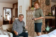 Günter Hoffmann (Wolfgang Winkler, l.) will nicht, dass seine Frau Heidrun (Verena Plangger, r.) seinen Kollegen Edwin pflegt.
