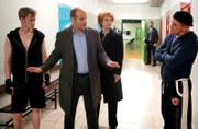 Nadja Bock (Floriane Daniel, 2.v.r.) und Johannes Sonntag (Matthias Klimsa, 2.v.l.) trennen die Streithähne Andi Stoltz (Eric Bouwer, l.) und Peter "Pete" Ohmes (Tim Wilde, r.)