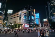 Auf der berühmten Shibuya-Kreuzung in Tokio treffen Fußgängerströme und der motorisierte Verkehr aufeinander.