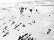 Camp Century in Grönland – ab 1958 begannen die Bauarbeiten für die Stadt unter Eis. Gräben wurden in Schnee und Firn gefräst, entstehen sollten 21 Tunnel mit einer Gesamtlänge von 3 Kilometern. Mit gebogenen Stahlplatten wurden die Tunnel stabilisiert, anschließend wieder mit einer acht Meter dicken Schneeschicht bedeckt. Am Ende blieben nur die Ausstiegsluken an der Oberfläche sichtbar.