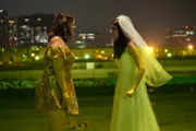 Lindsay (Kether Donohue, l.); Gretchen (Aya Cash, r.)