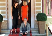 In Friedrichs (Dietrich Adam, vorne) Traum hat Patrizia (Nadine Warmuth, l.) ihn um sein Vermögen gebracht und Charlotte (Mona Seefried, r.) sich von ihm abgewandt.