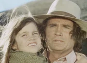 Charles (Michael Landon, r.) muss seine kleine Tochter Carrie (Lindsay Sidney Greenbush, l.) bald wieder verlassen und sich Arbeit bei der Eisenbahn suchen.