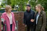 Susanne (Annika Blendl) wird von Linett (Stefanie Stappenbeck) Otto (Florian Martens) über den Tod ihres Ex-Mannes informiert.