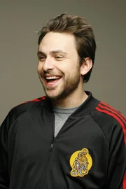 (3. Staffel) - Charlie Kelly (Charlie Day) legt auf Hygiene keinen besonderen Wert, ist stets pleite und verbringt viel Zeit mit Schnüffeln ...