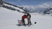 Die beiden Wissenschaftler Patrick Jung und Michael Lakatos wollen in den Schweizer Alpen herausfinden, ob die Anreicherung der Atmosphäre mit Sauerstoff der einzige Grund für die Vereisung der Erde ist.