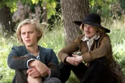 Felix (Jacub Gierszal) erzählt der verkleideten Prinzessin Isabell (Saskia Rosendahl) von dem grausamen Auftrag des Königs.
