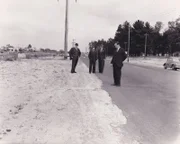 Die Ermittler untersuchen die Autospuren auf der Straße.