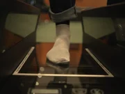 Ein 3D-Scanner vermisst Füße millimetergenau. Dank dieser Daten lassen sich individuell angepasste Schuhe produzieren. Mit einer App lässt sich das künftig auch Zuhause machen.