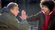 Opa Reiko (Peter Badstübner, li.) und Femi (Spencer König, re.) schließen einen Pakt.