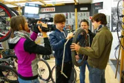 GRIPS Mathe - Mathematik zum Anfassen: Ausmessen des Kreisumfangs im Bike-Shop.
