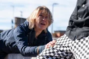 Annika Strandhed (Nicola Walker) versucht Gurpreet Mattu (Taqi Nazeer) davon zu überzeugen, nicht vom Dach des Parkhauses zu springen.