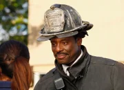 Chicago Fire Zwei Familien - Two Families Staffel 1, Episode 7 Gratuliert seinem Team nach dem Einsatz: Eamonn Walker als Chief Boden.