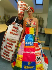 Willi Weitzel möchte heute wissen, wie Produkte aus Kunststoff hergestellt werden. Mit Modeschülerin Friederike näht er eine Kochschürze aus Willi-Tüten.