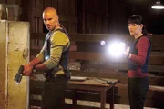 Alle Hinweise deuten daraufhin, dass Morgan (Shemar Moore, l.) und Prentiss (Paget Brewster, r.) den Tatort auf der Schweinefarm gefunden haben. Doch von Täter fehlt noch jede Spur ...