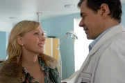 ARD TIERÄRZTIN DR. MERTENS IV. Staffel mit 13 neuen Folgen, Folge 48, "Was zusammen gehört". Judith Möhring (Dana Golombek, l.), die frühere Kommilitonin von Dr. Christoph Lentz (Sven Martinek, r.), flirtet heftig mit ihrem Freund aus Studienzeiten. Ihm scheint das zu gefallen.