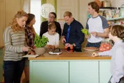Chaos in der Großfamilie (v.l.): Anna (Diana Staehly) versucht die Patchworkfamilienmitglieder Steffi (Kyra Thoma), Eugen (Alexander Schubert), Celine (Monique Schröder), Kafi (Mirco Reseg), Tom (Frank Maier) und Albert (Daan Lennard Liebrenz) in Schach zu halten.