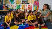Es ist Wuffels erster Tag als Probeschüler in Evis Klasse.