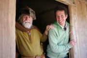 Willi mit dem experimentellen Archäologen Harm Paulsen (re.).