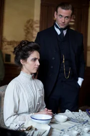 l-r: Eleanor (Maya Kazan), Dr. Everett Gallinger (Eric Johnson)  The Knick season 2    Characters:   Eric Johnson-  Gallinger Maya Kazan-  Eleanor Gallinger Annabelle Attanasio-  Dorothy Walcott Todd Barry-  Dentist
