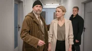 Jan (Marco Girnth, r.) will seiner angeklagten Ex-Frau Leni (Caroline Scholze, M.) helfen und wird dabei von ihrem Anwalt Dr. Egon Fleischbauer (Jörg Witte, l.) in seine Schranken gewiesen.