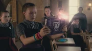 Esther (Jenny Richardson, 3.v.l.) und andere Mitschülerinnen beobachten Felicitas (Dagny Rollins, 2.v.l.), die wie süchtig das neue Spiel auf ihrem Maglet spielt.
