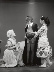 Von links: Mafalda (Ima Augustoni) bittet ihren Vater Pantalone (Stefano Manca), nicht einen ungeliebten Mann heiraten zu müssen, sondern ihren Geliebten Raimondo. Colombine (Silvia Luzzi) ist ihr dabei sehr hilfreich.