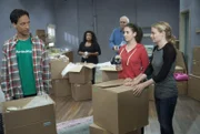 Sofort erklärt sich die Lerngruppe (v.l.n.r.: Yvette Nicole Brown, Chevy Chase, Gillian Jacobs) bereit, Annie (Alison Brie, 2.v.r.) beim Umzug in die Wohnung von Abed (Danny Pudi, l.) und Troy zu helfen ...
