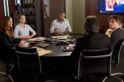 Als ein Teenager vermisst wird, beginnen Alex (Jeanne Tripplehorn, l.), JJ (AJ Cook, 2.v.l.), Morgan (Shemar Moore, M.), Rossi (Joe Mantegna, 2.v.r.) und Reid (Matthew Gray Gubler, r.) sofort mit den Ermittlungen ...