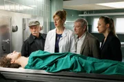 Der ermordete Ex-Junkie Julius (Jascha Baum, liegend) war clean. Dr. Rosalind Schmidt (Helene Grass, 2.v.l.) erläutert Edwin Bremer (Tilo Prückner, l.), Günter Hoffmann (Wolfgang Winkler, 2.v.r.) und Vicky Adam (Katja Danowski, r.) die Laborergebnisse.