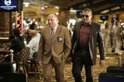 Dr. Raymond Langston (Laurence Fishburne, re.) und Captain Jim Brass (Paul Guilfoyle)