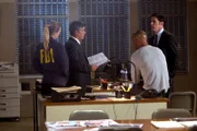 Ein Wettkampf mit der Zeit: Morgan (Shemar Moore, 2.v.r.), Hotch (Thomas Gibson, r.), JJ (AJ Cook, l.) und Cruz (Esai Morales, 2.v.l.) versuchen alles, um einen neuen Fall zu lösen ...