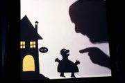 Bouletten-Ede, das Monster vom Prenzlauer Berg, bekommt von Peter (Peter Lustig) eine besonders tiefe Stimme.