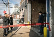 Während Holmes (Jonny Lee Miller, r.) und Detective Bell (Jon Michael Hill, l.) sich mit dem Mord an einem Video-Game-Spieler beschäftigen, muss sich Joan (Lucy Liu, 3.v.l.) um Shinwell kümmern, dessen Tochter ihn nach Jahren plötzlich sehen will ...