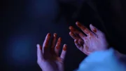 Mit Blut bedeckte Hände