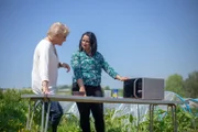 Dr. Tina Joshi (links) zeigt Angela Rippon am Beispiel von Erdbeeren, wie Mikrowellen zur Extraktion von DNA genutzt werden können.