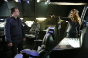 l-r: Dr. Rodney McKay (David Hewlett), Neeva Casol (Dawn Olivieri)