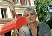 In Friedrichs (Dietrich Adam) Traum hat Patrizia ihn um sein Vermögen gebracht und Charlotte sich von ihm abgewandt.