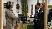 Brennan (Emily Deschanel, re.) und Booth (David Boreanaz, 2.v.re.) befragen den exzentrischen Autohändler Jim Delroy (Stoney Westmoreland). Hat er Informationen, die den Tod des Autoverkäufers Alex aufklären?